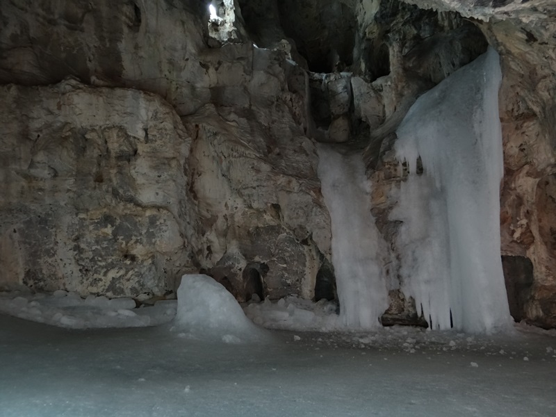 Демановская ледяная пещера