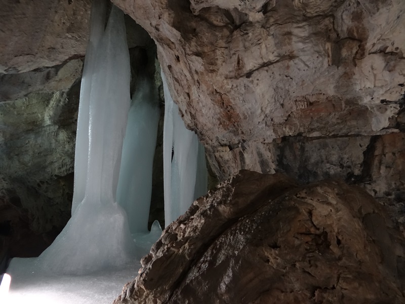 Демановская ледяная пещера
