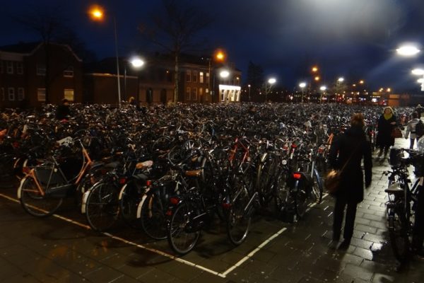 Велосипедная парковка в Голландии