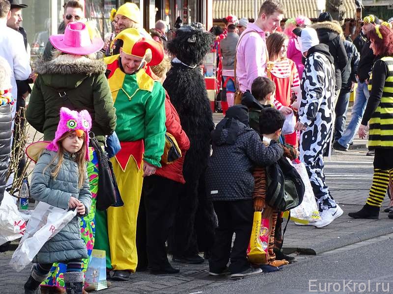 Люди на улицах Кёльна в костюмах