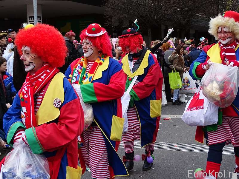 Клоуны на карнавале