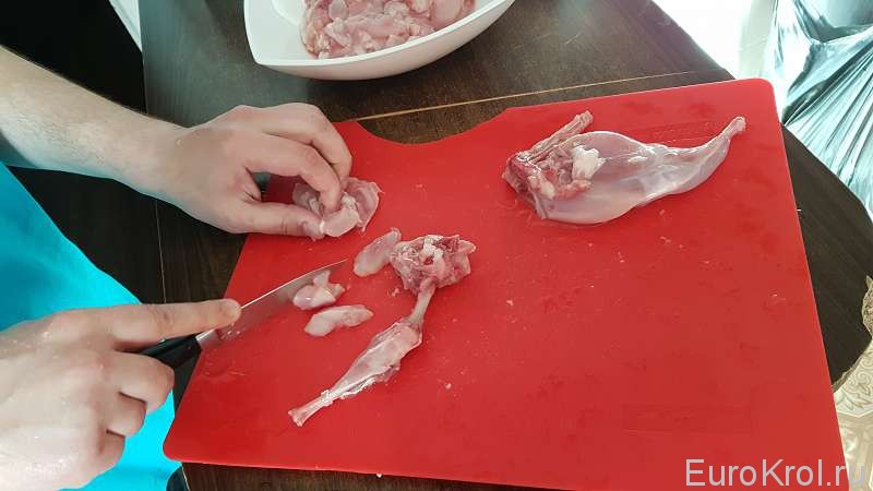 Режем мясо кролика