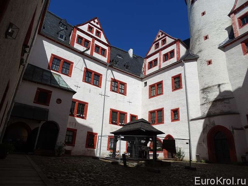 Двор замка Рохсбург