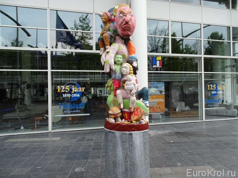 Скульптура на пешеходной улице в Гааге