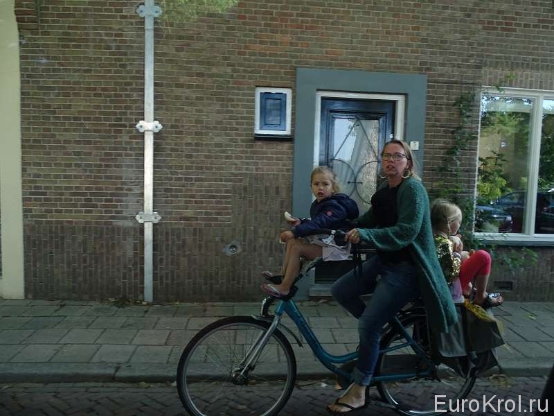 Мама с детьми на велосипеде
